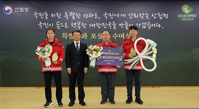 박은식 산림청장(왼쪽 두 번째)이 23일 정부대전청사에서 ‘특별성과 포상금 수시 포상 시상식’을 열고 수상자들과 기념 촬영을 하고 있다.(사진제공=산림청)