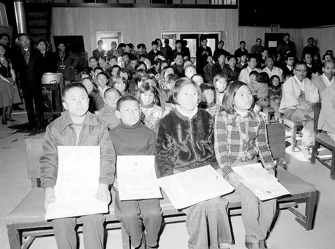 1970년대 어느 학교 졸업식 모습. 국가기록원 자료