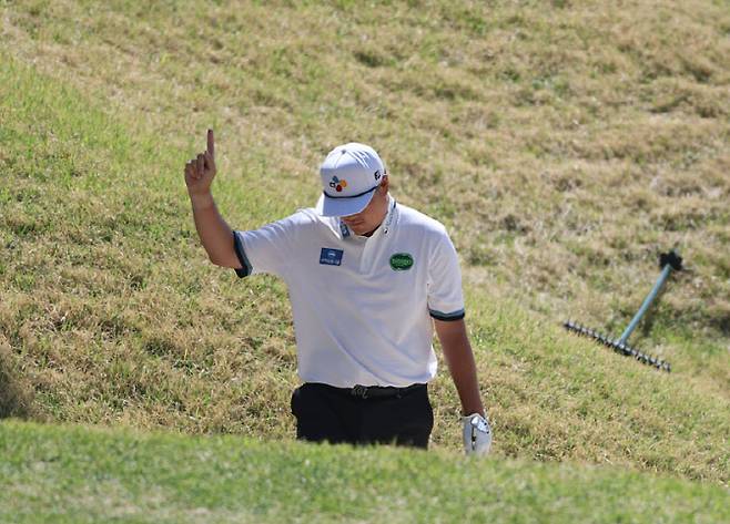 임성재가 16번홀에서 벙커샷을 이글로 연결한 뒤 손을 들어 팬들에게 인사하고 있다. (사진=KPGA)