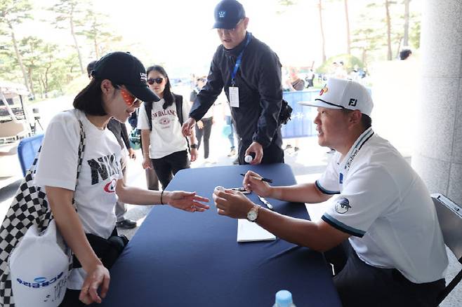 임성재가 경기를 끝낸 뒤 클럽하우스 앞에서 팬들과 만나 정성스럽게 사인을 해주고 있다. (사진=KPGA)