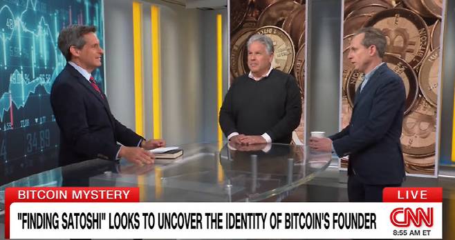 탐사기자이자 뉴욕타임스 베스트셀러 작가인 윌리엄 D. 코한(William D. Cohan, 사진 가운데)과 퀘스트 리서치 앤 인베스티게이션스의 공동 창립자이자 사설 탐정인 타일러 마로니(Tyler Maroney, 사진 맨오른쪽)가 24일 CNN 앵커(사진 맨왼쪽)의 인터뷰 질문에 답하고 있다. (사진=CNN)