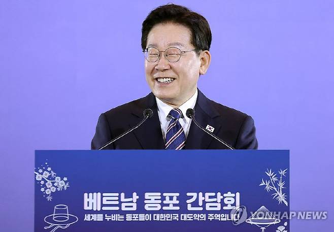 베트남을 국빈 방문 중인 이재명 대통령이 22일(현지시간) 하노이의 한 호텔에서 열린 동포간담회에서 인사말을 하고 있다.(사진 = 연합뉴스)