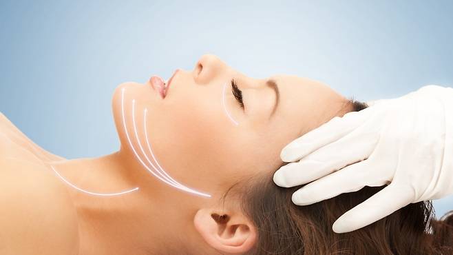 탄력 회복을 위한 시술 선택 시 나의 나이, 처짐 정도, 개선 부위에 맞는 맞춤형 선택을 해야 한다 | 출처: 클립아트코리아