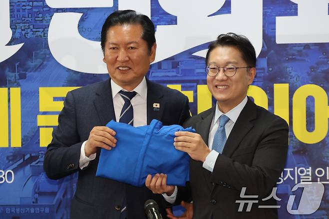 정청래 더불어민주당 대표가 24일 오전 인천 연수구 정지열 인천 연수구청장 후보 선거사무소에서 열린 최고위원회의에서 김남준 계양을 국회의원 보궐선거 후보에게 당 점퍼를 전달하고 있다. 2026.4.24 ⓒ 뉴스1 황기선 기자