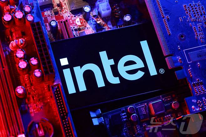 일론 머스크 테슬라 최고경영자가 인텔과 협력, 테슬라 메카 AI칩 공장을 건설할 것이라고 밝혔다. 사진은 인텔 로고. ⓒ 로이터=뉴스1