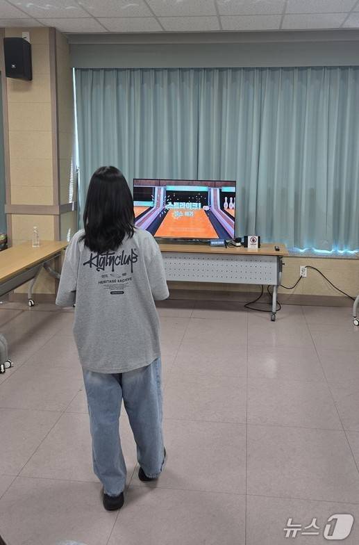'제26회 장애청소년 IT챌린지 전남대회'에서 학생 선수가 e스포츠 닌텐도 볼링대회에 참여하고 있다. (전남교육청 제공, 재판매 및 DB금지)/뉴스1