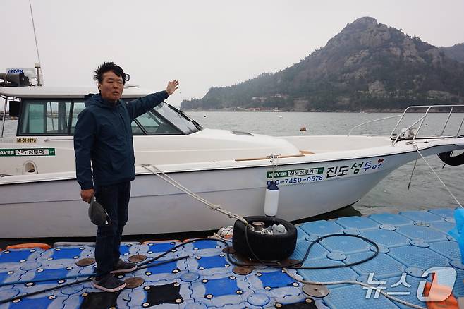 '진도섬투어'호 장철호 선장이 자신의 유람선 앞에서 포즈를 취하며 진도자랑에 한창이다. 2026.4.24. 뉴스1 ⓒ News1 조영석 기자