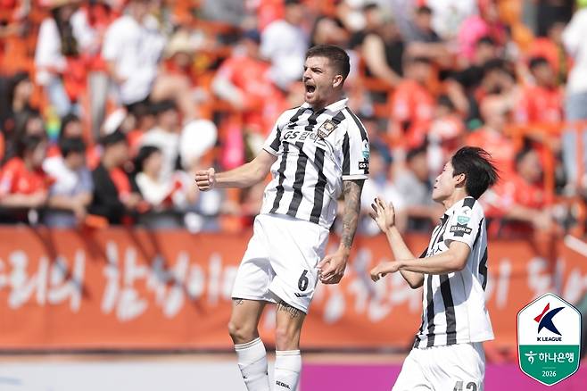 FC서울 바베츠가 25일 열린 하나은행 K리그1 2026 10라운드 강원FC와 원정 경기에서 전반 42분 선제골을 터뜨린 후 기뻐하고 있다. (한국프로축구연맹 제공)