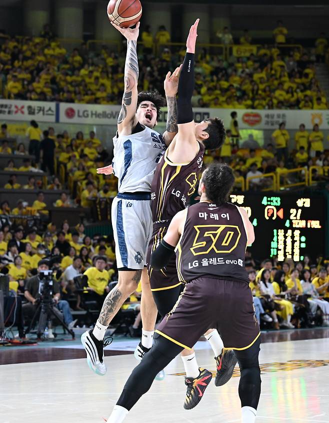 고양 소노 켐바오가 25일 열린 창원 LG와 2025-26 프로농구 4강 플레이오프 2차전에서 슛을 시도하고 있다. (KBL 제공)