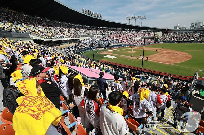 KBO리그가 역대 최소인 117경기 만에 200만 관중을 돌파했다. ⓒ 뉴스1 임세영 기자