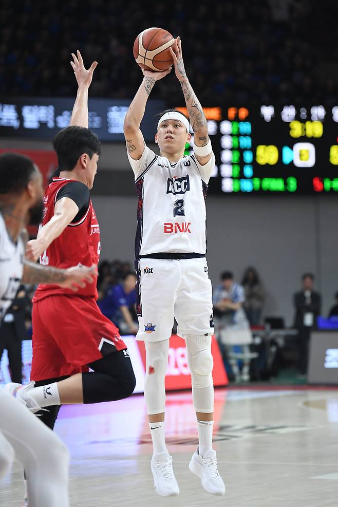 KCC 최준용이 24일 안양정관장아레나에서 열린 2025~2026 LG전자 프로농구 4강 플레이오프 1차전 정관장과 경기에서 3점슛을 던지고 있다. 사진 | KBL