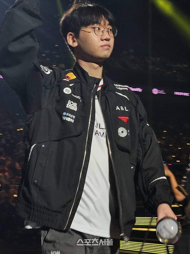 T1 ‘도란’ 최현준이 25일 인천광역시 인스파이어 아레나에서 열린 2026 리그 오브 레전드 챔피언스 코리아(LCK) 정규시즌 T1 홈그라운드 한진 브리온과 경기에 앞서 입장하고 있다. 인천 | 강윤식 기자 skywalker@sportsseoul.com