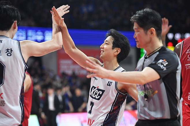 KCC 허훈이 24일 안양정관장아레나에서 열린 2025~2026 LG전자 프로농구 4강 플레이오프 1차전 정관장과 경기에서 송교창과 하이파이브 하고 있다. 사진 | KBL