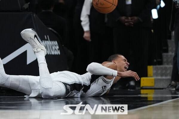 경기 중 머리 부상을 입은 빅토르 웸반야마(샌안토니오 스퍼스). /사진=뉴시스(AP)