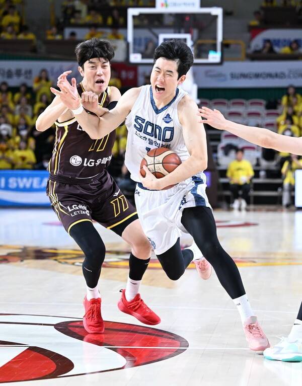 공을 잡고 돌진하는 고양 소노 임동섭. /사진=KBL