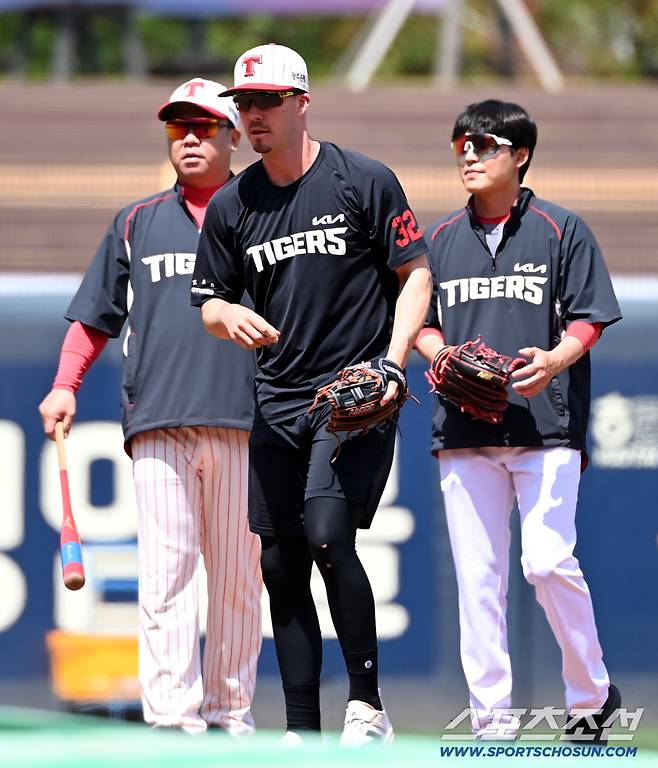 25일 광주KIA챔피언스필드에서 열린 롯데와 KIA의 경기. KIA 이범호 감독이 데일의 수비 훈련을 지켜보고 있다. 광주=허상욱 기자wook@sportschosun.com/2026.04.25/