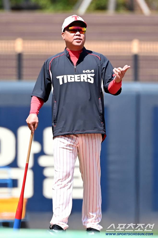 25일 광주KIA챔피언스필드에서 열린 롯데와 KIA의 경기. KIA 이범호 감독이 데일의 수비 훈련에 함께하고 있다. 광주=허상욱 기자wook@sportschosun.com/2026.04.25/