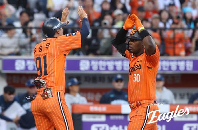 홈런 후 기뻐하는 페라자(오른쪽). 사진제공=한화 이글스