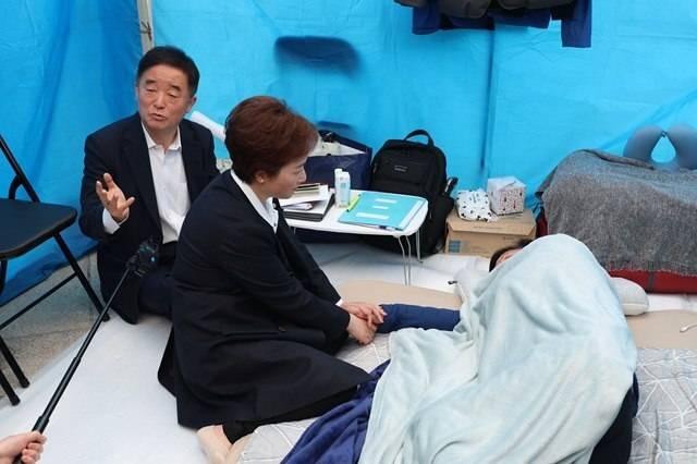이언주·강득구 더불어민주당 최고위원이 지난 22일 국회 본청 앞 천막에서 단식농성 중인 안 의원을 찾아 상태를 살피는 모습. 강 최고위원이 기자들에게 정 대표를 비판하는 내용의 성토를 쏟아내고 있다. /뉴시스