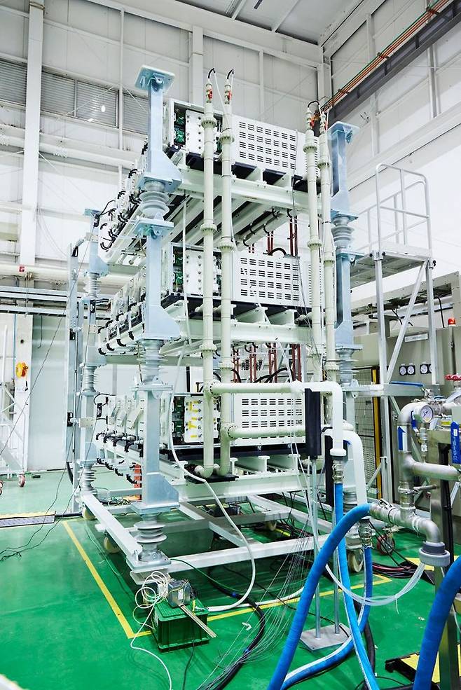 효성중공업이 2022년 세계 최초로 개발한 22.9킬로볼트(kV) 반도체 변압기(SST). 효성중공업