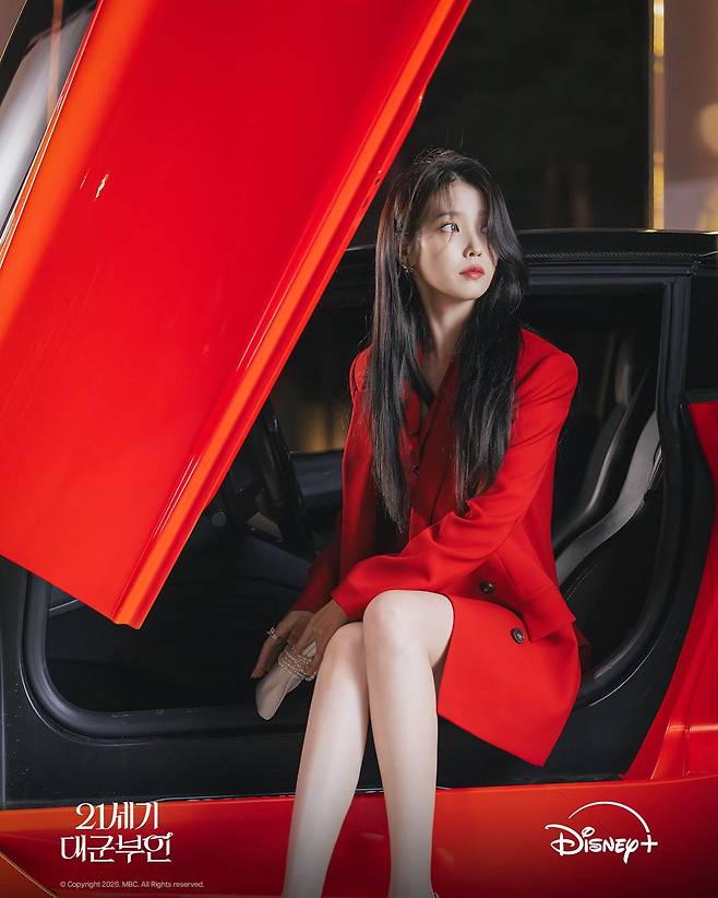 성희주의 강렬한 등장신에서 화제가 된, 레드 스칼렛의 휴고 보스 오버사이즈 더블브레스트 블레이저 버진 울 재킷. 화이트 클러치는 지미추 제품. @disneypluskr