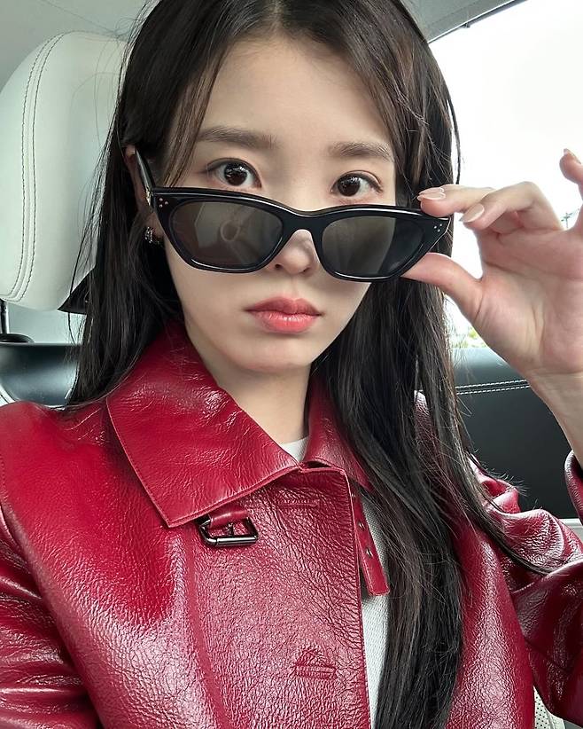 아크리스 레드 가죽 재킷과 젠틀 몬스터 선글라스. @dlwlrma