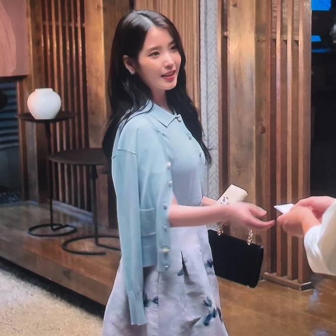 N°21 니트 세트와 엠포리오 아르마니 스커트, 로저 비비에 주얼리 새틴 미니백. @mbcdrama_now