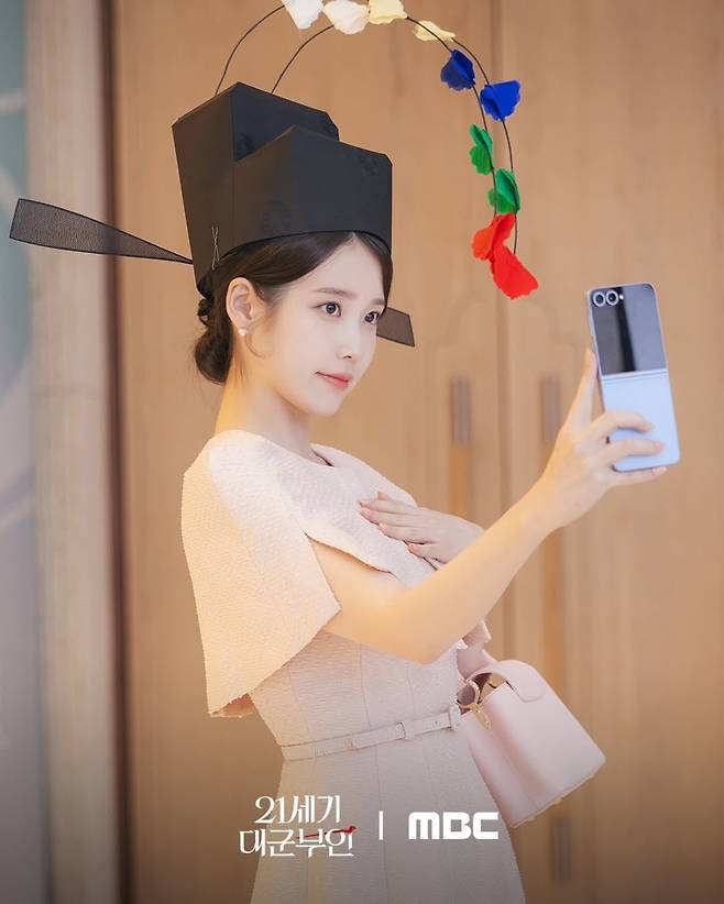 어사화를 받을 때 입은 브라이드앤유의 우아한 케이프와 드레스 셋업. @mbcdrama_now