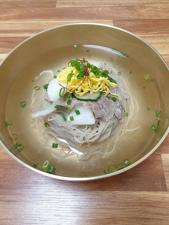특급 호텔 출신 조리기능장이 운영해 깔끔한 맛의 평양냉면을 즐길 수 있는 진영면옥. 사진 네이버 지도 진영면옥 업체 등록 사진