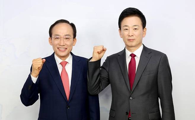 지난 19일 대구 중구 매일신문사 스튜디오에서 열린 '제9회 전국동시지방선거 국민의힘 대구광역시장 경선 비전토론회'에서 유영하(오른쪽) 후보와 추경호 후보가 토론회 시작에 앞서 기념촬영을 하고 있다. ⓒ 뉴시스