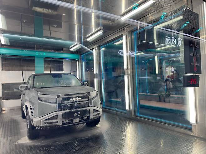 2026 베이징 국제 모터쇼 BYD 부스에 전시된 ‘플래시 차저’ 기술. 영하 34도의 아이스 박스에서 전기차를 충전하는 기술을 시연했다. ⓒ데일리안 편은지 기자