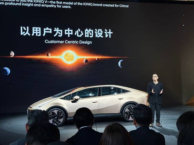 현대자동차가 베이징 국제 모터쇼에서 중국 전용 모델 ‘아이오닉 V'를 공개하고 있다.ⓒ데일리안 편은지 기자