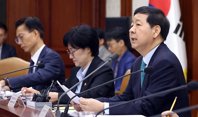 구윤철 경제부총리 겸 재정경제부 장관이 24일 오전 서울 종로구 세종대로 정부서울청사에서 열린 비상경제본부회의 겸 경제관계장관회의 겸 국가창업시대 전략회의에서 모두 발언을 하고 있다. 2026.4.24 ⓒ 뉴스1