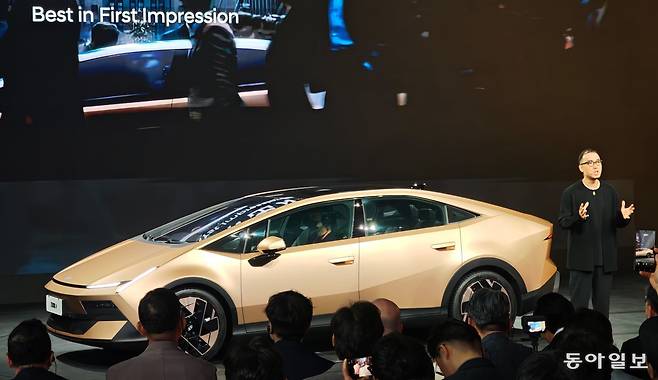 중국 베이징에서 24일 개막한 ‘2026 베이징 국제모터쇼’에서 현대자동차는 전기차 아이오닉의 첫 중국 양산 모델 ‘아이오닉V’를 공개했다. 현대차는 중국 기업들과의 기술 협력을 통해 아이오닉V를 생산한다는 점을 강조했다. 베이징=김철중 특파원 tnf@donga.com