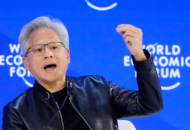 젠슨 황 엔비디아 CEO는 화웨이의 AI칩 역습을 경고하며 엔비디아 칩의 중국 수출이 필요하다고 주장한다. 하지만 미국에선 엔비디아 칩의 중국 수출을 막아야 한다는 주장이 여전히 힘을 얻고 있다. AP 뉴시스