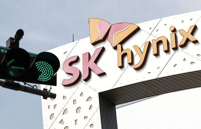 글로벌 투자은행 노무라증권이 SK하이닉스의 목표주가를 234만원으로 또다시 상향 조정했다. 국내외 증권사가 제시한 SK하이닉스 목표주가 가운데 가장 높은 수준이다. 사진은 경기 이천 SK하이닉스 본사. /사진=뉴스1