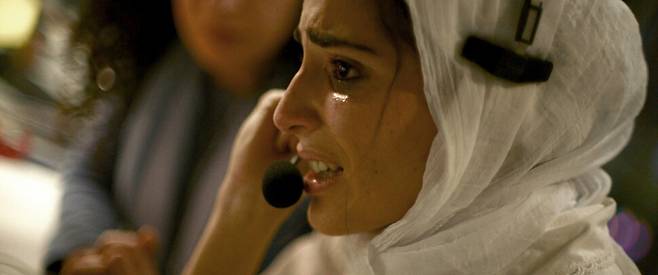 이스라엘군의 공격으로 숨진 여섯살 아이 힌드와 적신월사 구급대원 사이 실제 통화 목소리를 사용한 영화 ‘힌드의 목소리’의 한 장면. 영화 속 인물들과 영화 밖 관객들의 절박한 기도에도 불구하고 힌드는 끝내 싸늘한 주검으로 발견된다. 배급사 제공