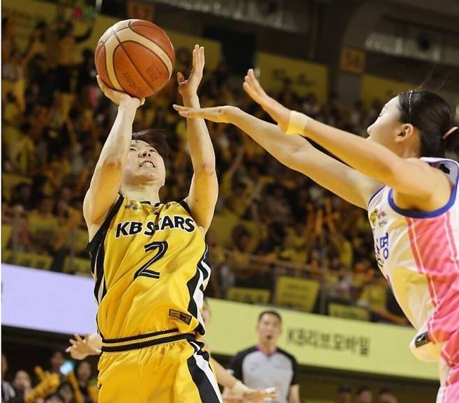 지난 24일 청주체육관에서 열린 2025-2026 여자프로농구 청주 케이비(KB)와 용인 삼성생명의 챔피언결정전 2차전에서 허예은(KB)이 슛하고 있다. 연합뉴스