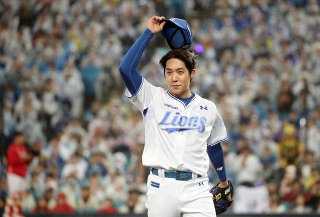원태인이 지난해 10월 13일 대구 삼성라이온즈파크에서 열린 2025 KBO 준플레이오프 3차전 SSG와의 경기에서 팀이 5-1로 앞선 7회초 2사까지 호투한 뒤 마운드를 내려가며 관중들의 박수에 화답하고 있다. 대구=뉴스1