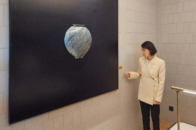 이윤정 대한항공 라운지기획팀장이 15일 인천공항 2터미널 프레스티지 서편 라운지에서 자개 공예 작품을 소개하고 있다. 김경준 기자