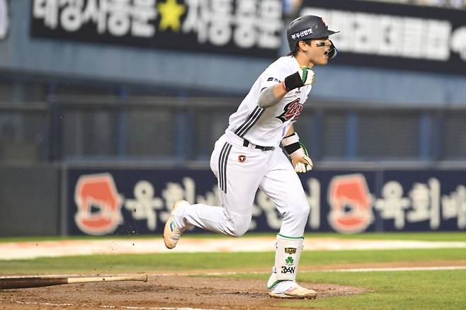 박찬호(31·두산 베어스)가 이적 뒤 처음으로 잠실구장에서 아치를 그렸다. 사진=두산 베어스