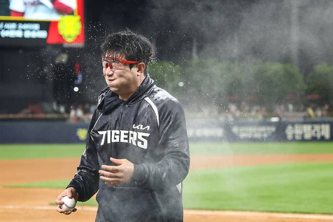 역대 최초 2200탈삼진 고지를 밟은 양현종. 25일 롯데 자이언츠전 승리 뒤 축하 물세례를 받고 있다. 사진=KIA 타이거즈