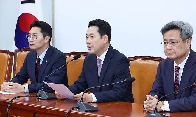 장동혁 국민의힘 대표가 24일 오전 국회에서 현안 브리핑을 하고 있다. 왼쪽부터. 박준태 당 대표 비서실장·장 대표·김장겸 의원. 임현동 기자