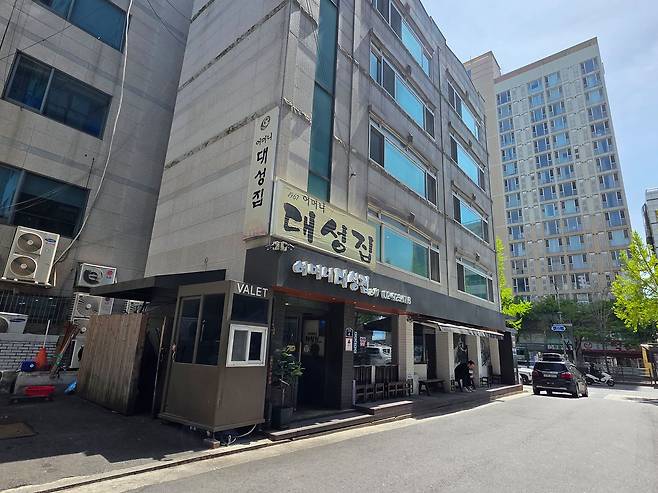 현재의 어머니 대성집. 5층 건물에 발렛파킹까지 있는 대형 식당으로 성장했다. 사진 송원섭 기자