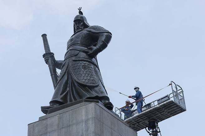 서울 종로구 광화문광장에서 서울시 관계자들이 이순신 장군 동상을 세척하고 있다. [연합뉴스]