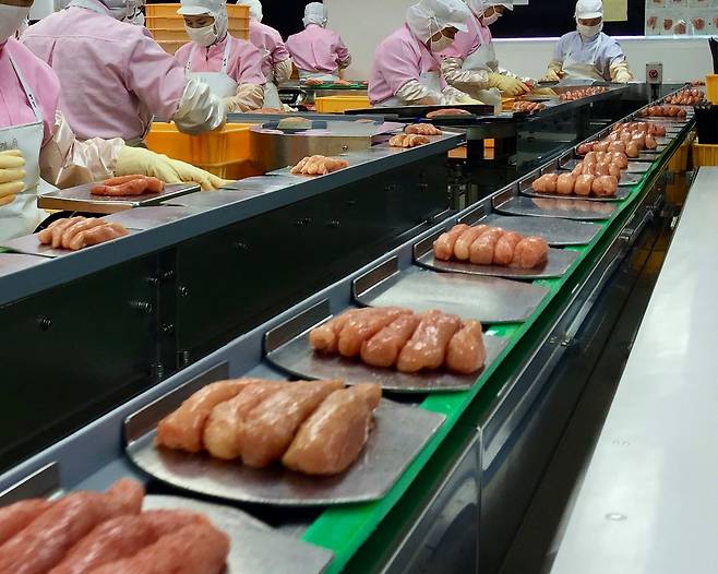 부산 ‘덕화명란’에서는 고춧가루·마늘 등의 양념을 듬뿍 곁들여 숙성시키는 한국 고유의 전통 제조법을 고수하고 있다. [사진 박상현]