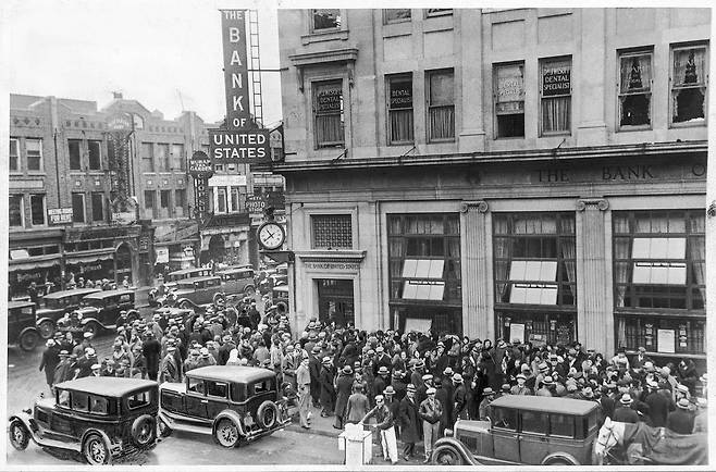 1929년 대폭락 이후 영업을 중단한 은행 지점 밖에 군중이 모여든 모습. [사진 웅진지식하우스]