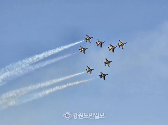 ▲ 2026 스페이스 챌린지 in 원주가 25일 공군 제8전투비행단에서 열린 가운데, 블랙이글스가 화려한 에어쇼를 펼치고 있다.