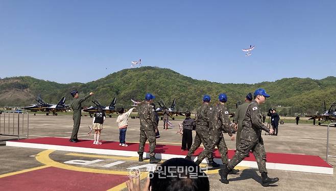 ▲ 2026 스페이스 챌린지 in 원주가 25일 제8전투비행단에서 열린 가운데 개회식에 앞서 어린이들이 고무동력기를 날리는 행사가 열였다.