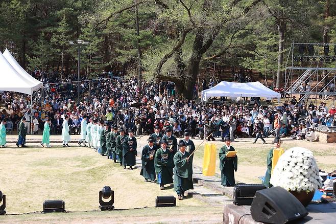 ▲ 단종제례를 올리기 위한 헌관들이 장릉 정자각을 향하고 있다.